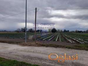 Gradjevinsko zemljiste sa svim priključcima ispred placa!